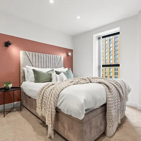 Stylish Penthouse Retreat With En-suites * Leeds (West Yorkshire)