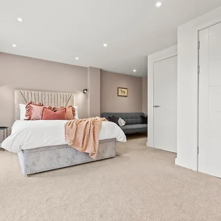 Stylish Penthouse Retreat With En-suites Apartment *