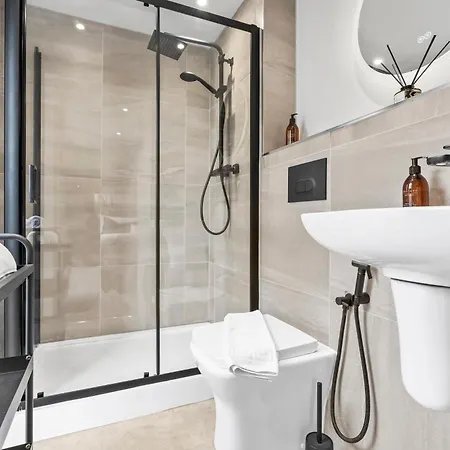 Stylish Penthouse Retreat With En-suites *