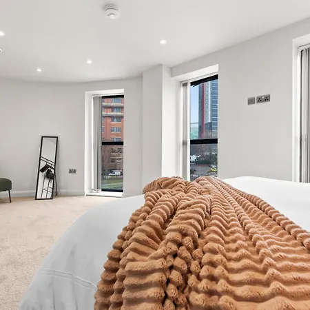 Stylish Penthouse Retreat With En-suites Leeds (West Yorkshire)