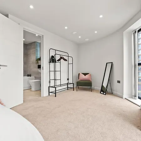 Stylish Penthouse Retreat With En-suites * Leeds (West Yorkshire)