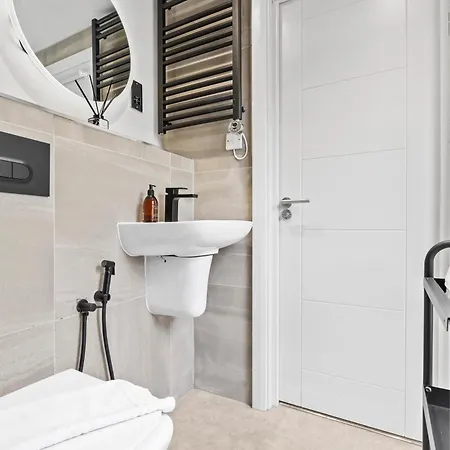 Apartment Stylish Penthouse Retreat With En-suites *