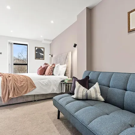 Stylish Penthouse Retreat With En-suites Apartment Leeds (West Yorkshire)