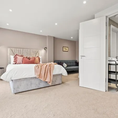 Stylish Penthouse Retreat With En-suites Leeds (West Yorkshire)