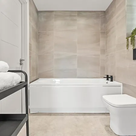 Stylish Penthouse Retreat With En-suites * Leeds (West Yorkshire)
