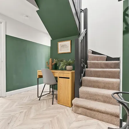 Apartment Stylish Penthouse Retreat With En-suites Leeds (West Yorkshire)