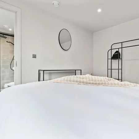 Stylish Penthouse Retreat With En-suites *