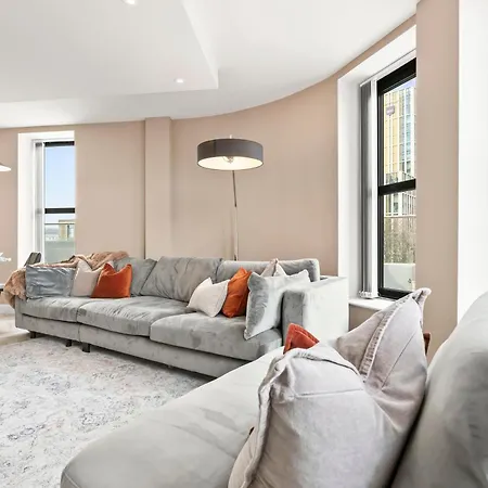 Stylish Penthouse Retreat With En-suites Leeds (West Yorkshire)