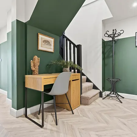 Stylish Penthouse Retreat With En-suites Apartment *