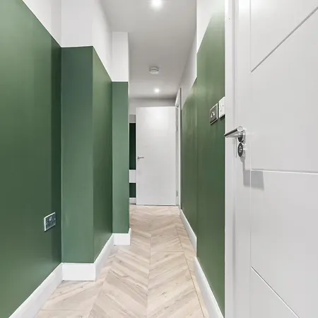 Apartment Stylish Penthouse Retreat With En-suites *
