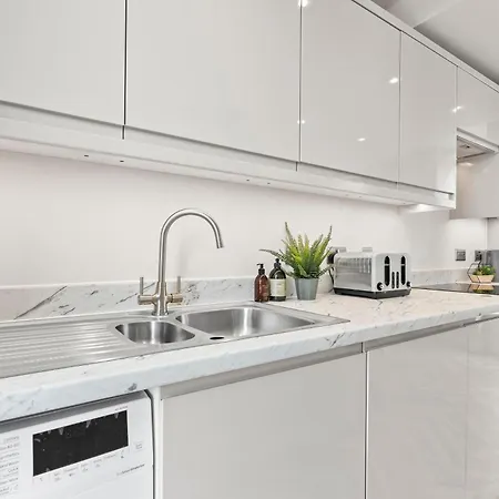 Stylish Penthouse Retreat With En-suites *