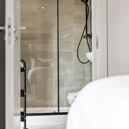 Apartment Stylish Penthouse Retreat With En-suites *