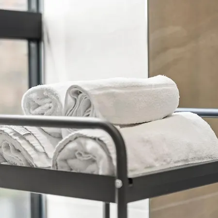 Stylish Penthouse Retreat With En-suites Leeds (West Yorkshire)