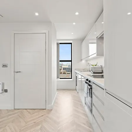 Stylish Penthouse Retreat With En-suites * Leeds (West Yorkshire)